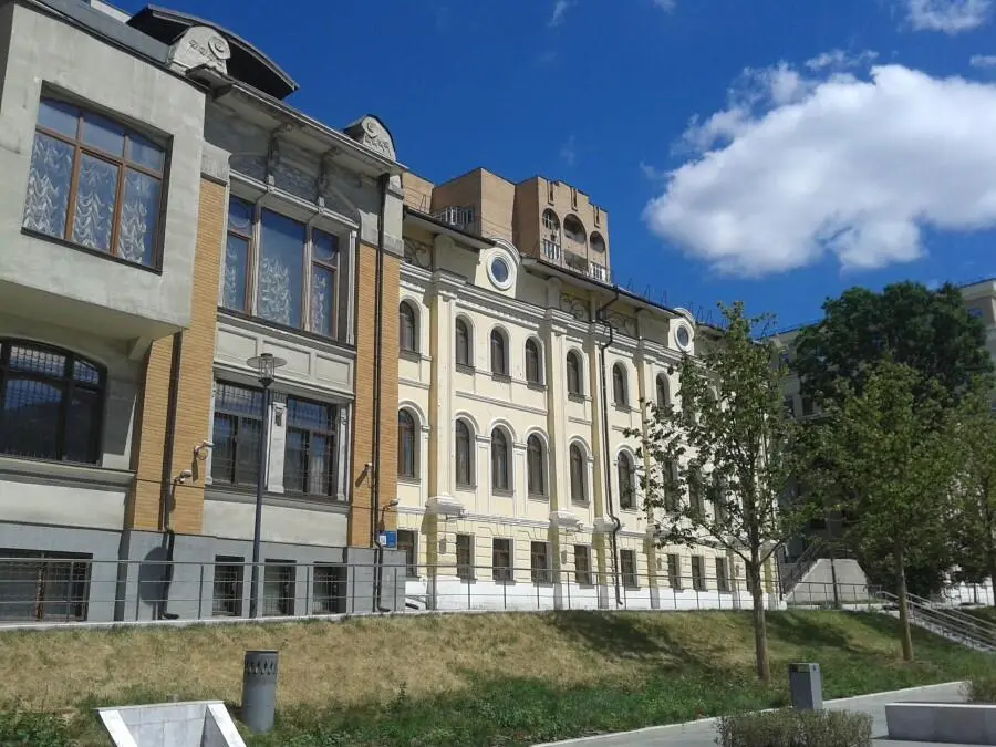 Площадь перед сквером стала слишком тесной а поднятая над дорогой эстакада - фото 23