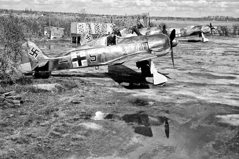 Истребители ФоккеВульф FW190А5 из состава немецкой истребительной эскадры - фото 5