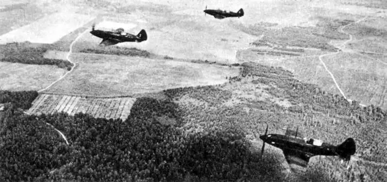 Советские истребители МиГ3 из 15й смешанной авиационной дивизии в полёте - фото 10