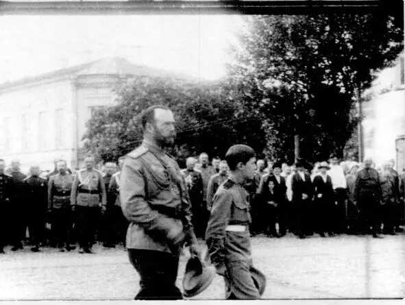 Император Николай II и цесаревич 1916 год Приведём данные о наличии тайных - фото 2