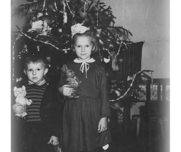 Я с братом Толиком 1961 год Новогоднее Праздника ждали как чудесного - фото 2