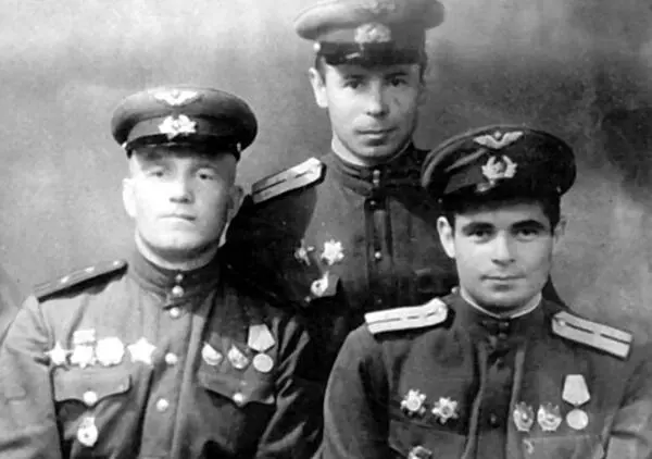 Слева направо летчик Анатолий Балабанов стрелокрадист А Корякин штурман - фото 5