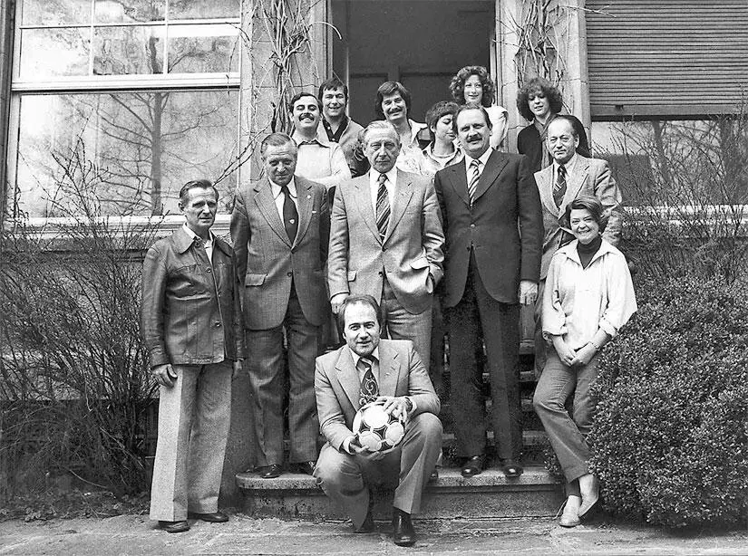 Описание изображений Начало работы команды ФИФА Зепп Блаттер с мячом - фото 1