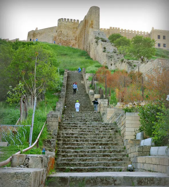Крепость Нарынкала в городе Дербент Южная автостанция наполненная людьми и - фото 1