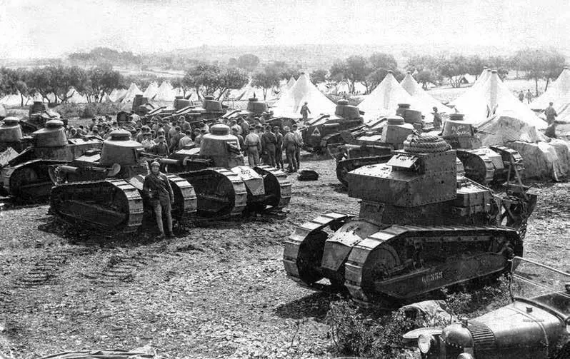 Танк Renault FT17 французский военный лагерь Camp des Garrigues недалеко от - фото 2
