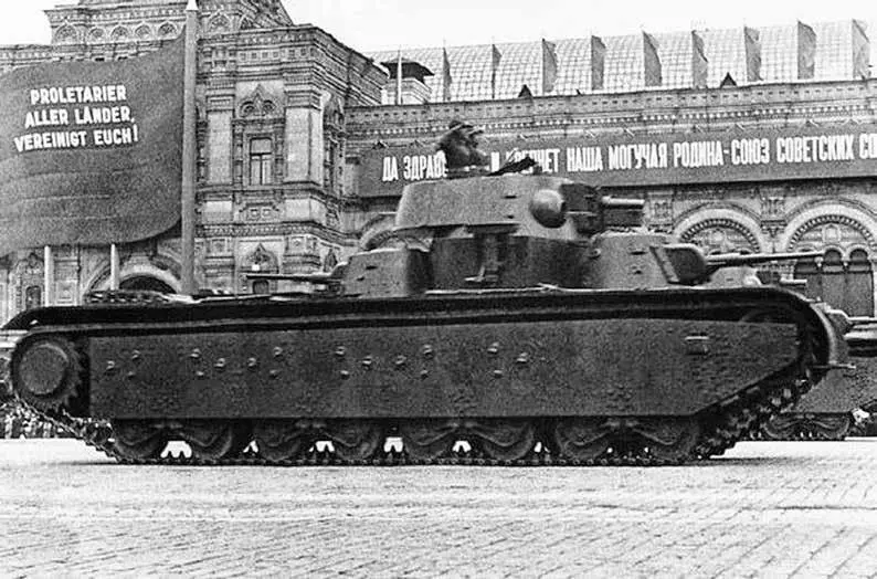 Танк Т35 с коническими башнями выпуска 1939 года на параде 7 ноября 1940 года - фото 5