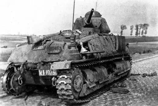 Французский средний танк Сомуа S35 подбитый на дороге 1940 год источник - фото 7