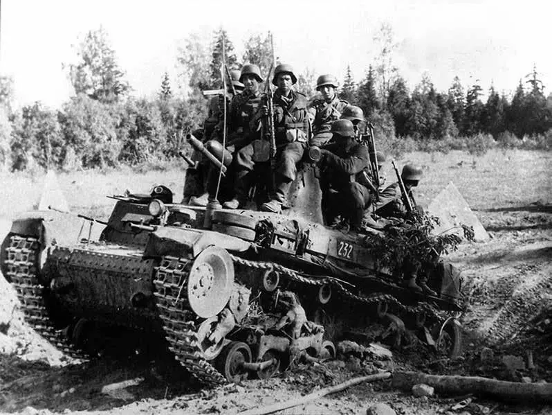 Танк Pz Kpfw 35t 6й танковой дивизии вермахта с солдатами на броне в - фото 11