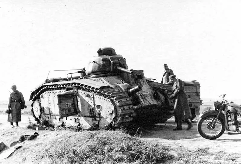 Немецкие солдаты рассматривают французский танк Char B1 bis 270 Тюфон - фото 13