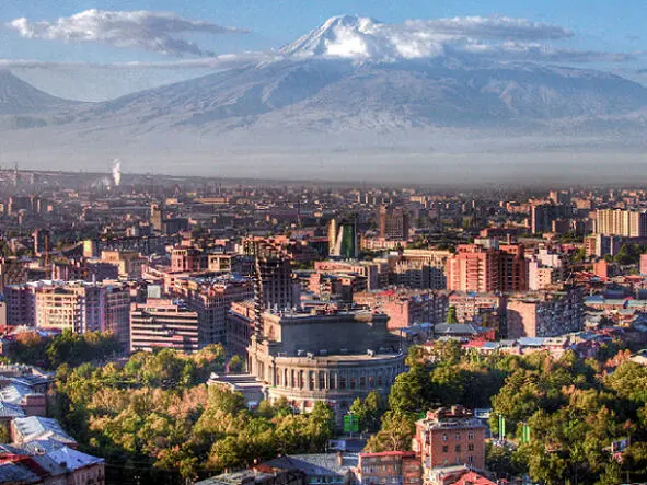 Ереван Столица Армении Вдали в 36 км виднеется Араратский массив два - фото 7