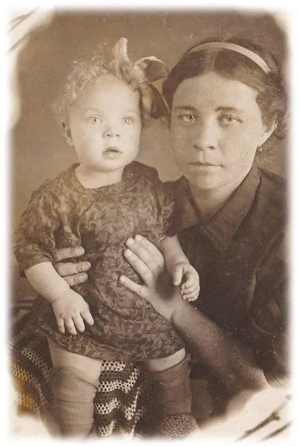Мать с Наташей 1941 год А нас мать отдавала соседке Тут рядом жила тётя - фото 11
