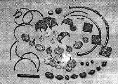 3 Рис 26 Великий Новгород Ювелирные изделия261 Колт усерязь конец XII - фото 56