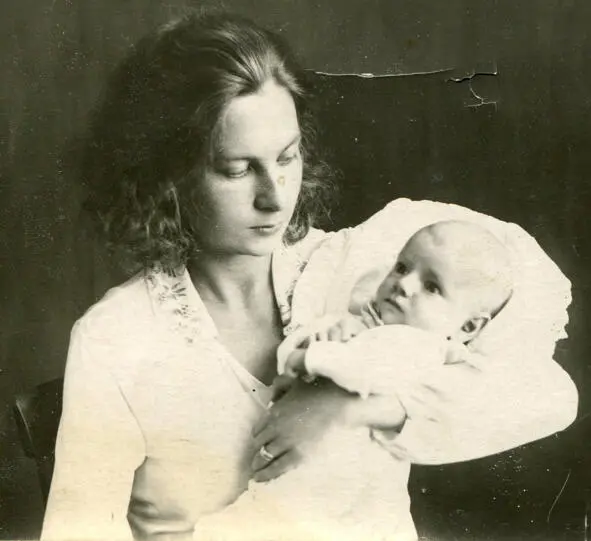 С мамой Любовью Константиновной 1933 г С папой Борисом Петровичем и - фото 2