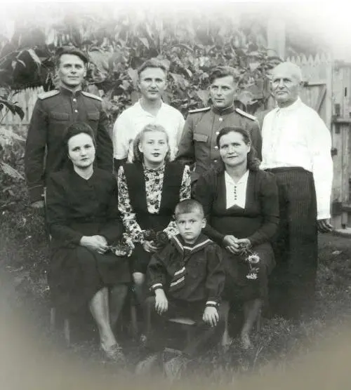 Краснодар 1949 г Стоят слева направо Павел Вячеслав Борис их отец - фото 55