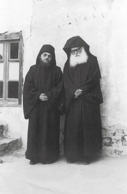 Старец Ефрем Катунакский с иеромонахом Ефремом ныне архимандрит игумен - фото 1