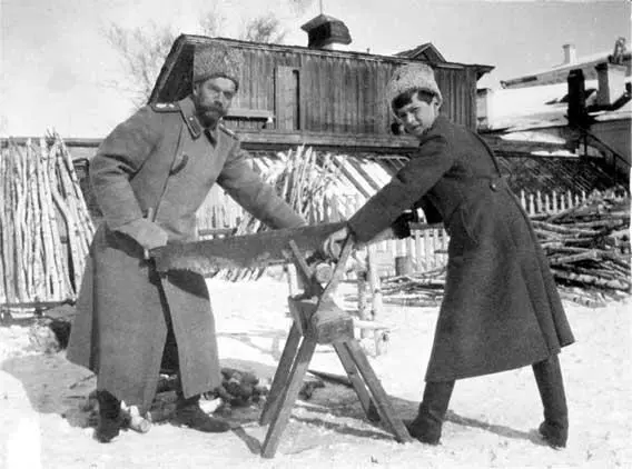 Николай II и Алексей Николаевич в ссылке в Тобольске Фотография великой - фото 2