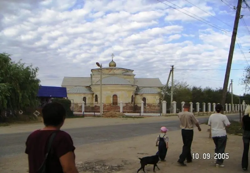 В храме имелся богатый иконостас из кипарисового дерева пол из цветной - фото 7