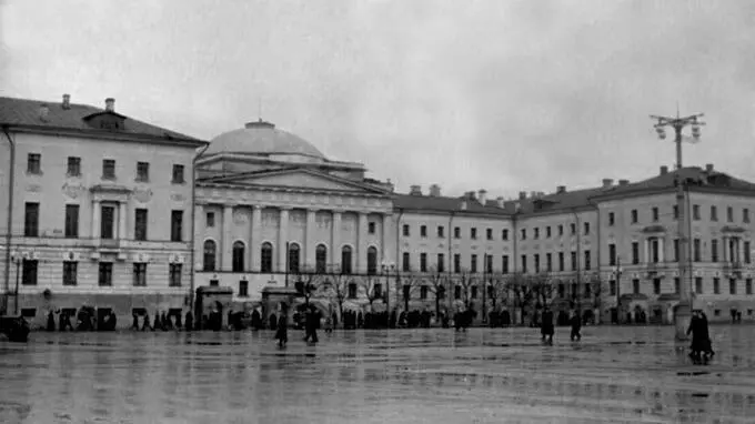 Одно из зданий Московского государственного университета на Моховой улице В - фото 3