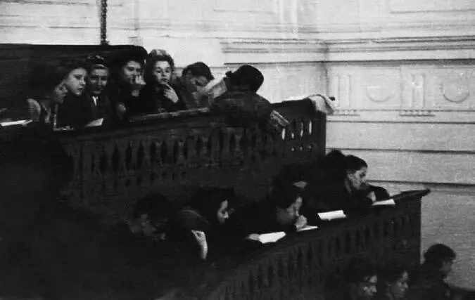 Осень 1951 г Первый курс Биологопочвенного факультета МГУ на лекции в Большой - фото 4