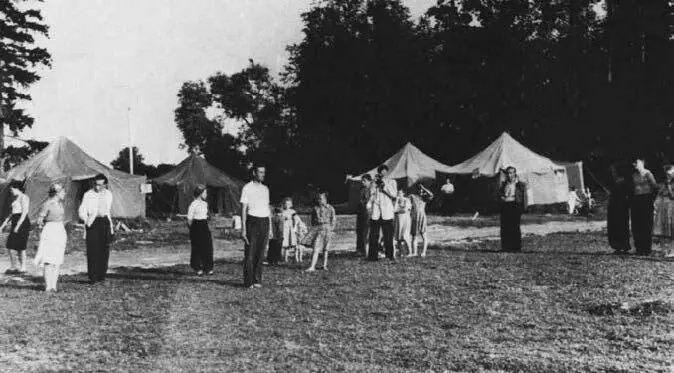 Утренняя линейка на агробиостанции Чашниково в июле 1952 г во время летней - фото 5