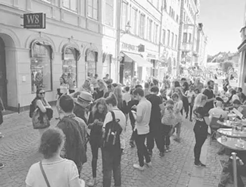Старый город в Стокгольме vs Pokemon Go Люди стоят вдоль домов Фотография - фото 4
