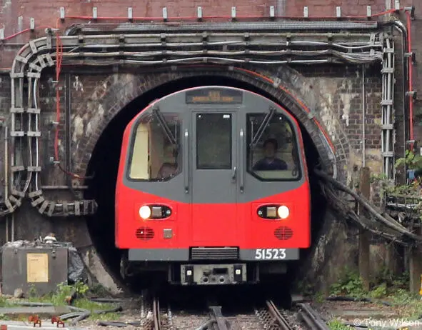 Рис9 Вагон Лондонского метро со скошенными стенками В целом размеры и - фото 9