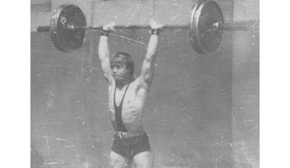 1972 г Жим 950 кг Осенью в десятом классе мой тренер Сергей Михайлович - фото 1