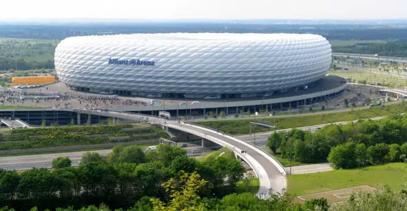 Стадион АлианцАрена AlpenАльпы горная система в Западной Европе - фото 2