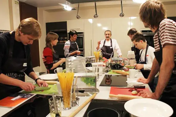 На занятии по среднеазиатской кухне Кулинарная школа Шефповар - фото 1