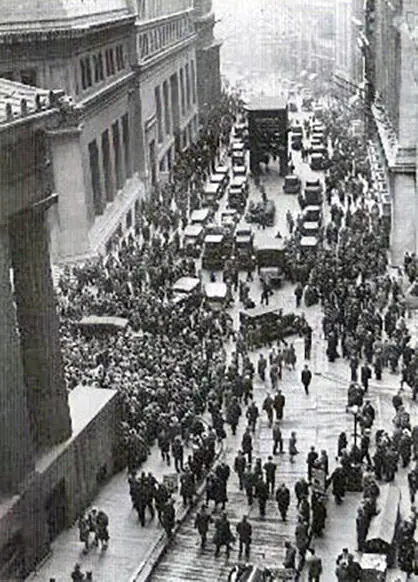 Толпы перед зданием биржи на Уоллстрит 1929 Существует ряд теорий на этот - фото 29