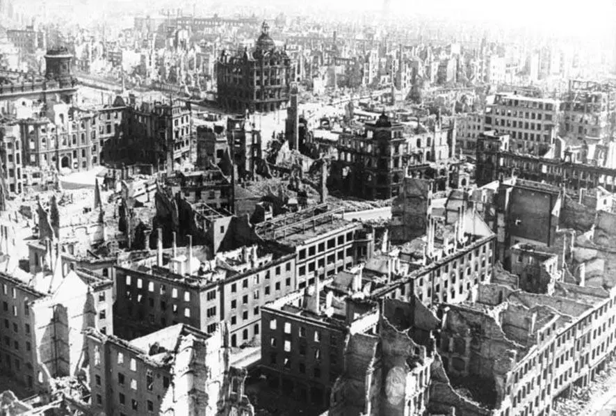 Разрушенный Дрезден 1945 С 13 по 15 февраля были произведены бомбёжки Дрездена - фото 32