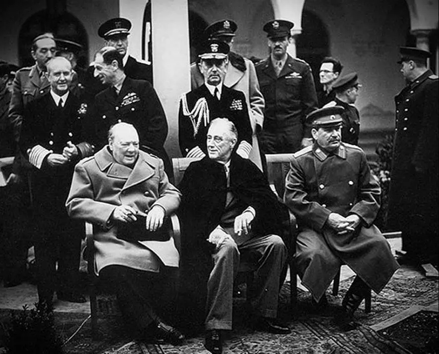 Черчилль Рузвельт Сталин 1945 После капитуляции Германии выполняя решения - фото 33