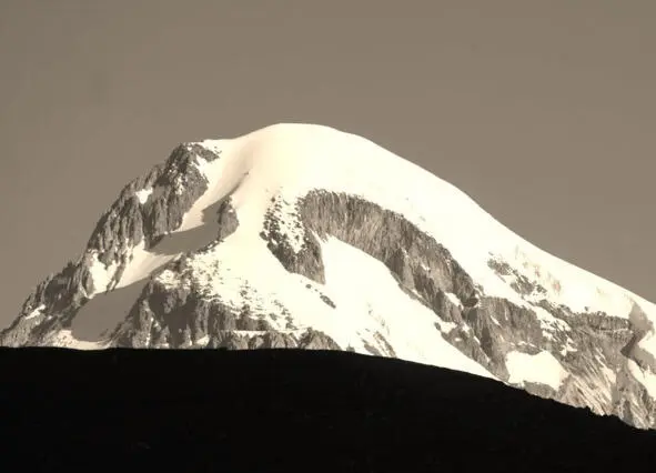 Казбек как и Эльбрус потухший вулкан Он так же двуглав и имеет высоту - фото 1