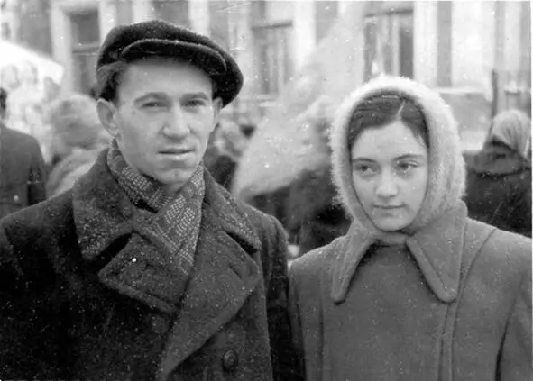 Вова и Алла Афанасьевы 7 ноября 1955 года Устало плюхнувшись на свою кровать - фото 1