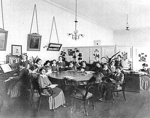 Воспитанницы Смольного института в гостиной 1889 г Маша Ратманова играла - фото 5