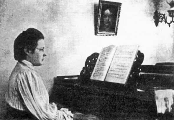 Марина Цветаева за роялем 1906 г Из двух начал которым было подвлиянно ее - фото 4