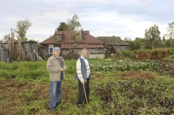 Мы с братом на огороде Дом на заднем плане давно уже не жилой брошен - фото 16