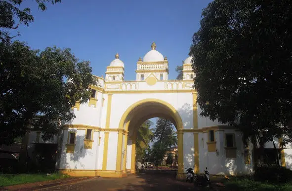 Въезд во дворец Раурадже Дешпрабху Пернем Основной корпус дворца Раурадже - фото 9