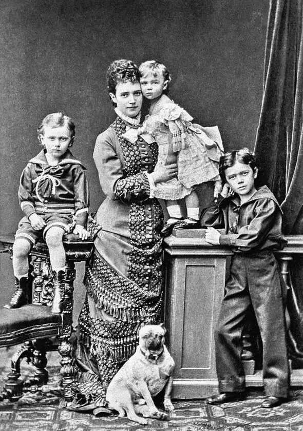 Цесаревна и великая княгиня Мария Федоровна с детьми и мопсом Слева - фото 2