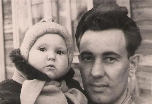 Геннадий с дочерью Мариной Марине полгода 1960 год Когда Марине исполнился - фото 12