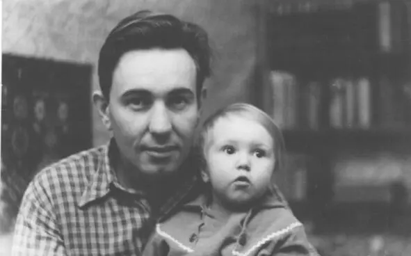 Геннадий с дочерью Мариной 1 год 196о год Стали искать няньку развесили на - фото 13