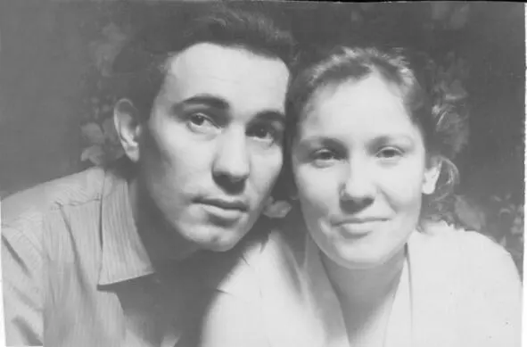 ГАЮшков и ГЕЮшкова 1958 год С матерью Геннадия пошли знакомиться в конце - фото 5