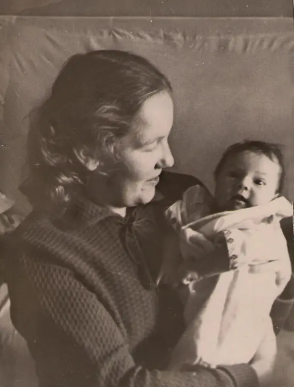 Г Юшкова с Мариной Юшковой 1 месяц 1959 год Пока Гена ездил за нами в - фото 7