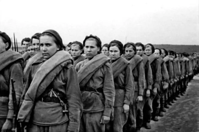 Женское лицо войны Девушкиснайперы на марше 1944 г Последовала недолгая - фото 2