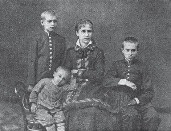 Екатерина Ивановна Котельникова с сыновьями Глебом Евгением и Борисом слева - фото 7
