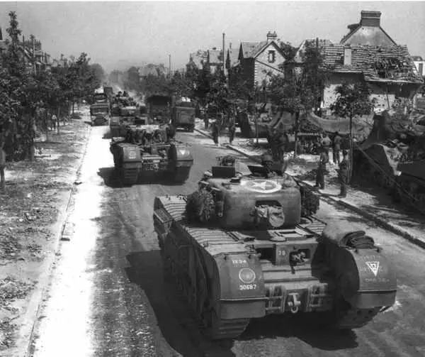 6 августа 1944 года инженерные танки Черчилль AVRE 79й бронетанковой дивизии - фото 7