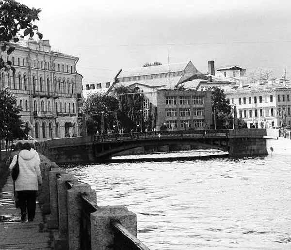 И сегодня на Поцелуев мост в Петербурге часто приходят влюбленные Чтобы - фото 10