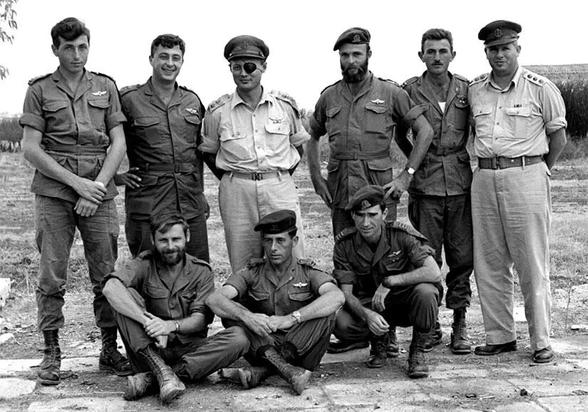 Меир Хар Цион капитан Герой Израиля стоит первый слева Арик Шарон генерал - фото 18