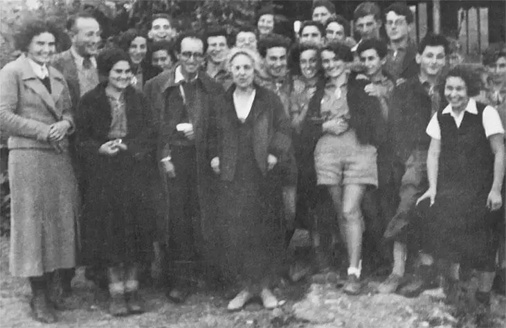 Молодые репатрианты с Генриетой Сольд 1937 Семья Френкель 1921 Братья и - фото 19