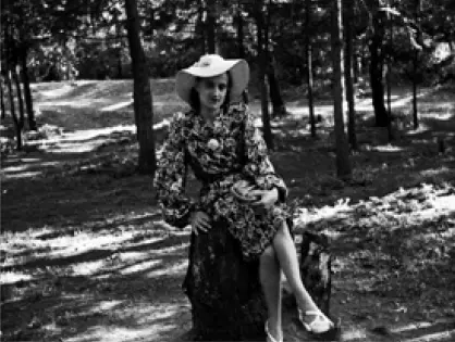 ТополидиДимитрова ВД Мама в городском парке Красноярск 1949 г Мамой была - фото 2